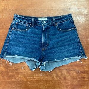 Abercrombie- The Mom Short High Rise- size 8
